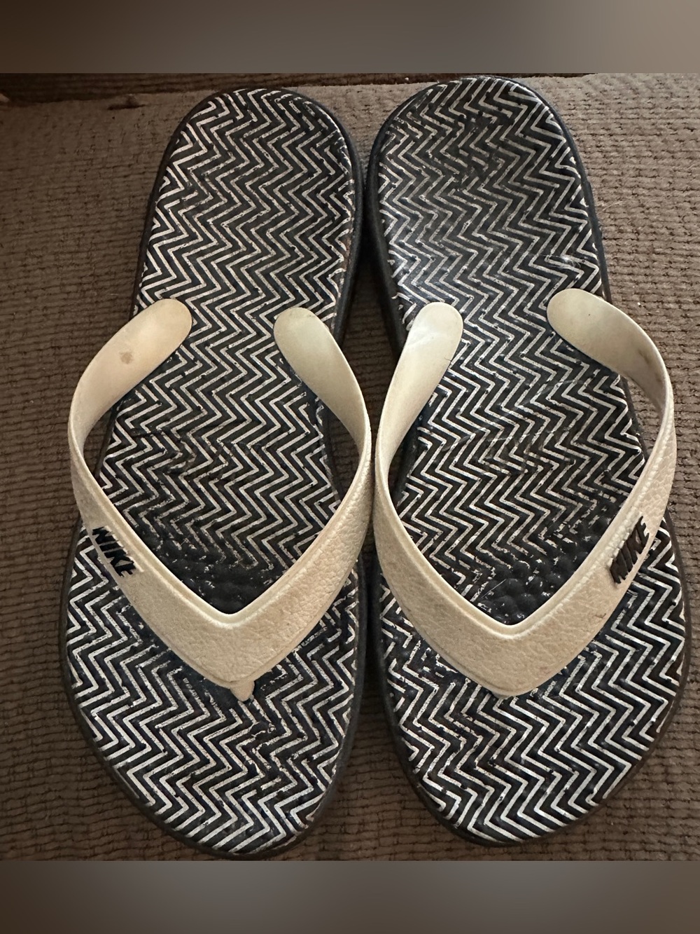Nike flip flops sz 7